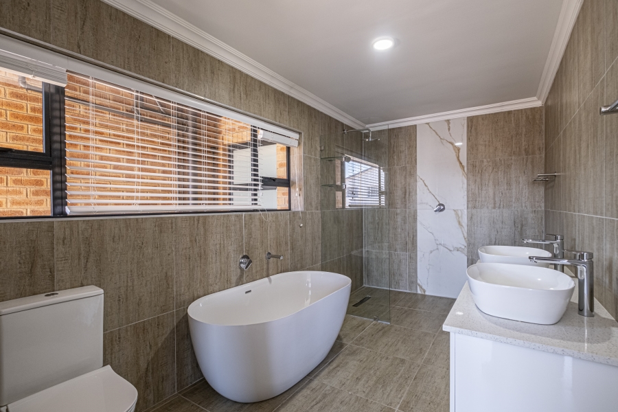 4 Bedroom Property for Sale in Wavecrest Eastern Cape
